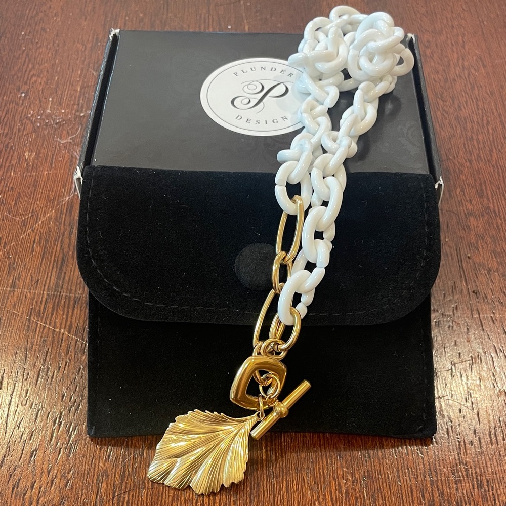 Talia necklace by Plunder. White chain link w/gold chain leaf pendant New in box - Picture 5 of 7
